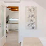 Tudor 2 Apartment *