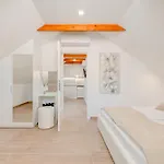 Tudor 2 Apartment