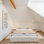 Tudor 2 Apartment *