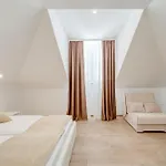 Tudor 2 Apartment