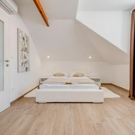 Tudor 2 Apartment Hvar Town