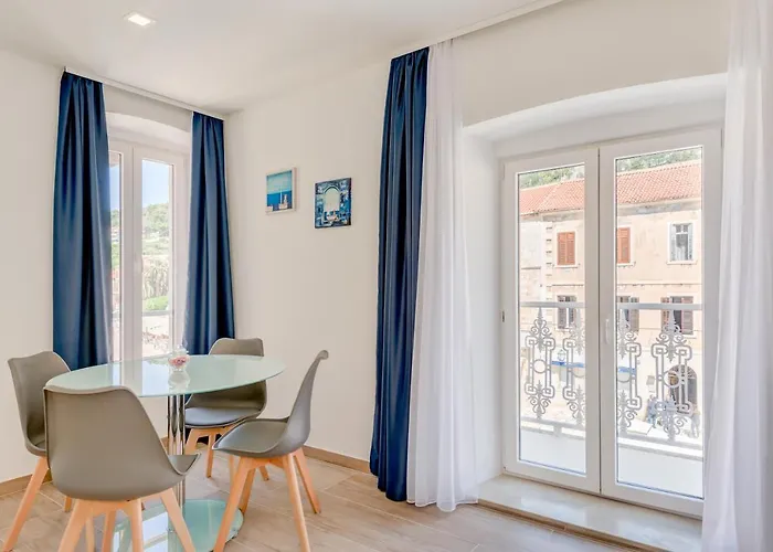 Tudor 2 Daire Hvar Town